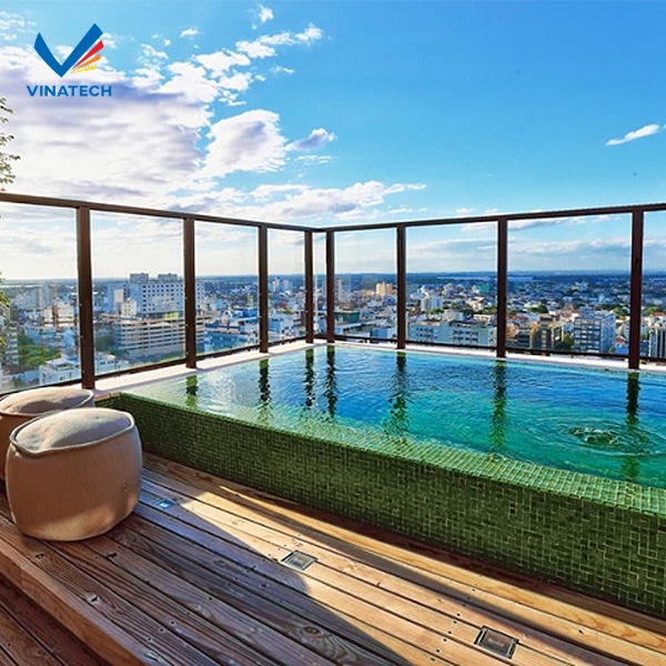 Thiết kế hồ bơi mini sân thượng an toàn với lan can kính
