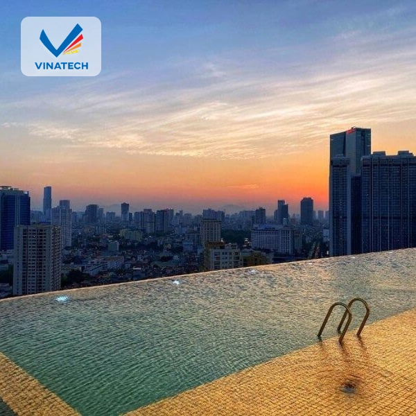 Máng tràn tiêu chuẩn trong thiết kế bể bơi trên tầng thượng