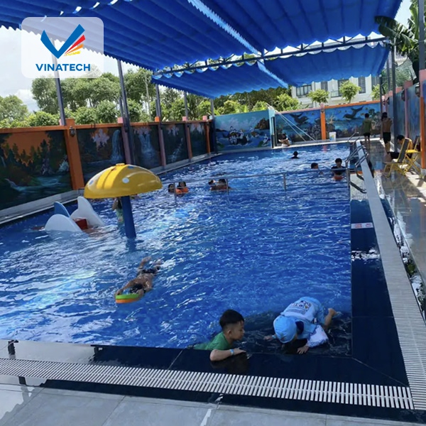 Hồ bơi trường học với nước trong sạch