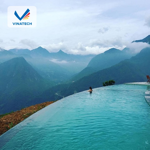 Khung cảnh bể bơi ngoài trời