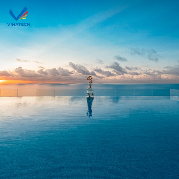 Bể bơi tràn viền khi bình minh lên