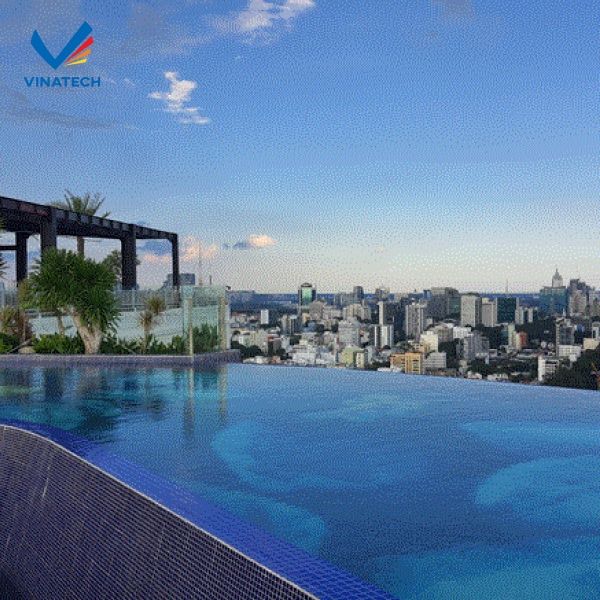 Những lưu ý khi làm bể bơi tràn viền tại biệt thự