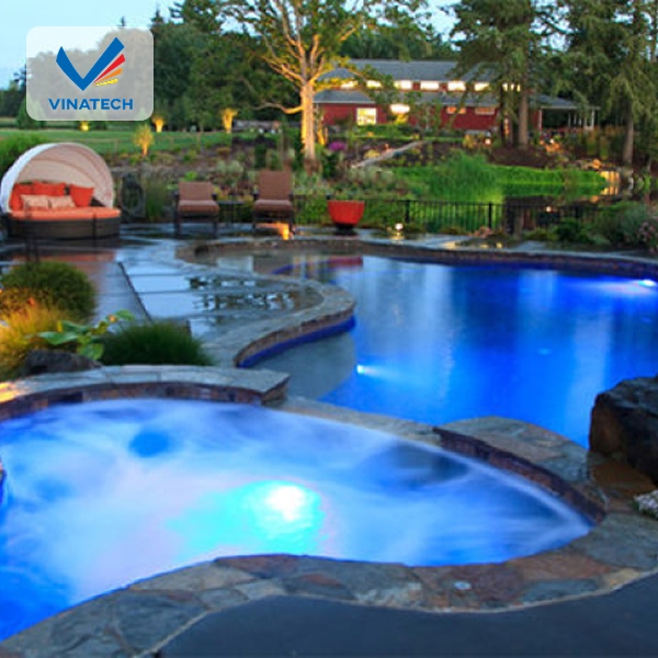 Thiết kế hồ bơi sân vườn hài hòa với không gian xanh giúp tăng tính thẩm mỹ và thư giãn.