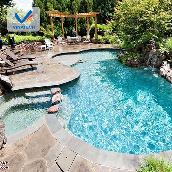 Thiết kế hồ bơi sân vườn kết hợp tiểu cảnh giúp cân bằng năng lượng và tạo không gian sống lý tưởng.