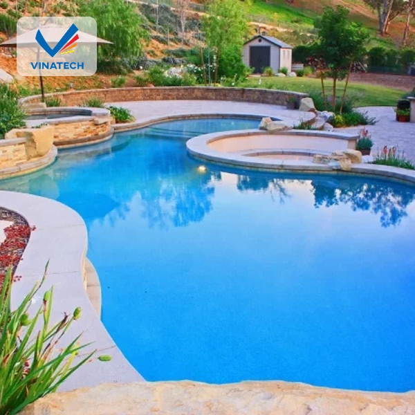 Hồ bơi có kiểu dáng mềm mại, phù hợp nhiều phong cách sân vườn khác nhau.