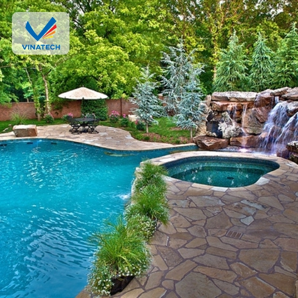 Mặt nước hồ bơi trong xanh, phản chiếu ánh sáng tạo điểm nhấn thẩm mỹ.