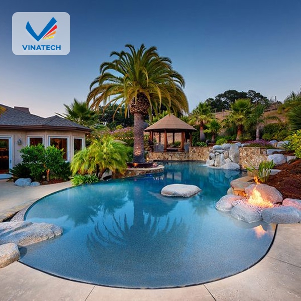 Hồ bơi sân vườn bố trí hợp lý giúp không gian trở nên thoáng đãng và cân đối.