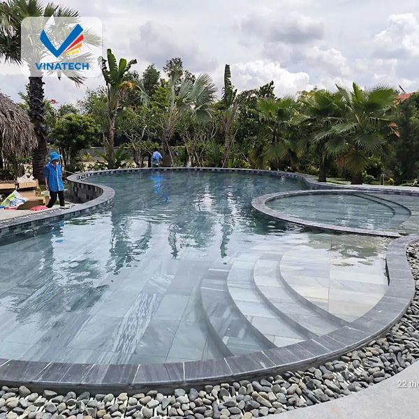 Thi công hồ bơi kết hợp vườn giúp tăng tính thẩm mỹ và giá trị tổng thể cho công trình.