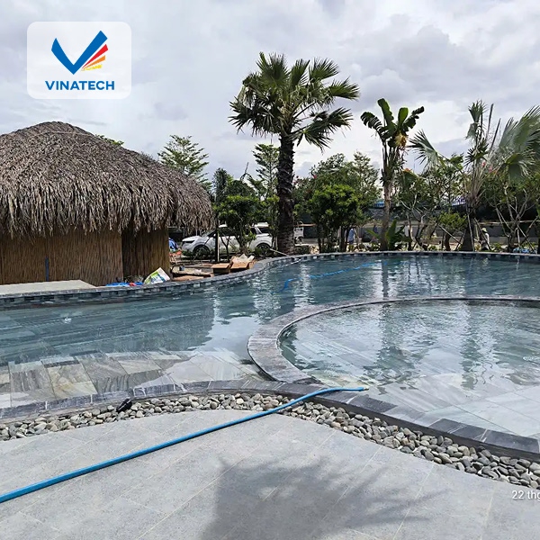 Không gian hồ bơi được bố trí hài hòa với cây xanh, mang lại cảm giác dễ chịu khi sử dụng.