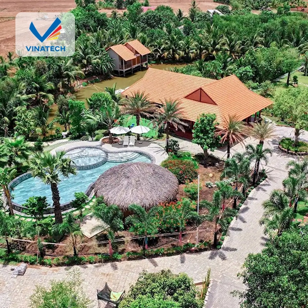 Hồ bơi kết hợp khu vườn tạo không gian xanh mát, gần gũi với thiên nhiên và thư giãn