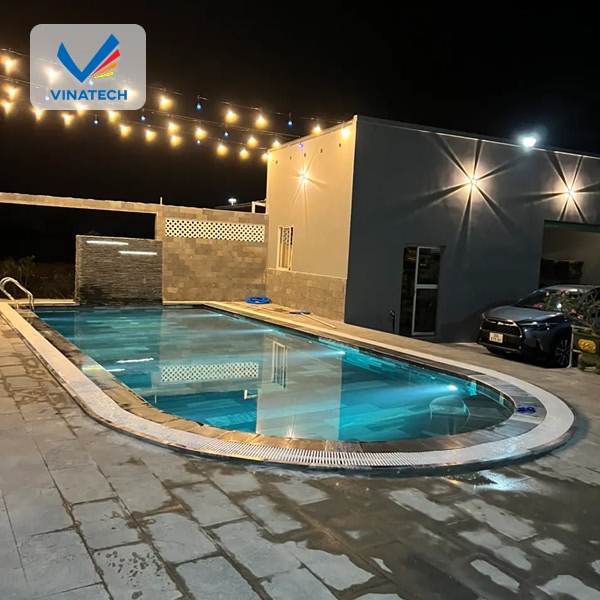 Hồ bơi được thi công với thiết kế hiện đại, phù hợp nhiều không gian nhà ở và kinh doanh