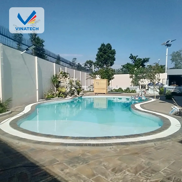 Công trình hồ bơi hoàn thiện có mặt nước trong xanh, tạo điểm nhấn thẩm mỹ cho không gian