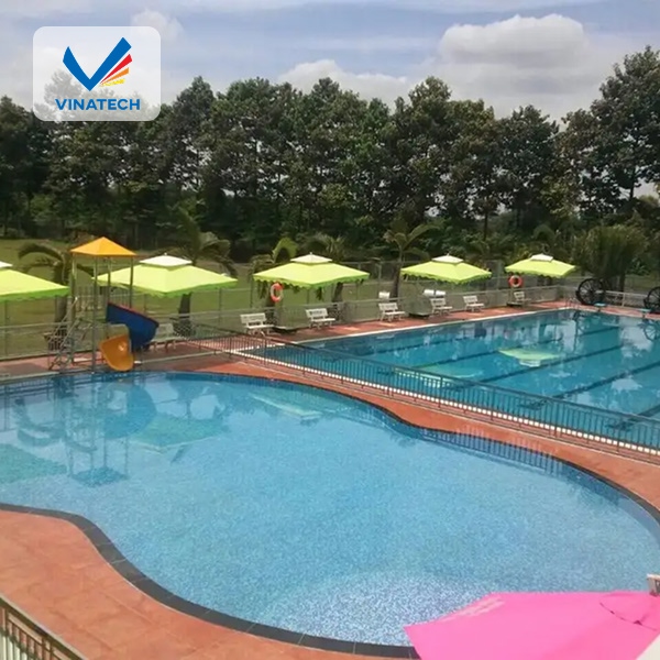 Không gian hồ bơi hài hòa với cảnh quan xung quanh, tạo cảm giác thoáng mát và sang trọng