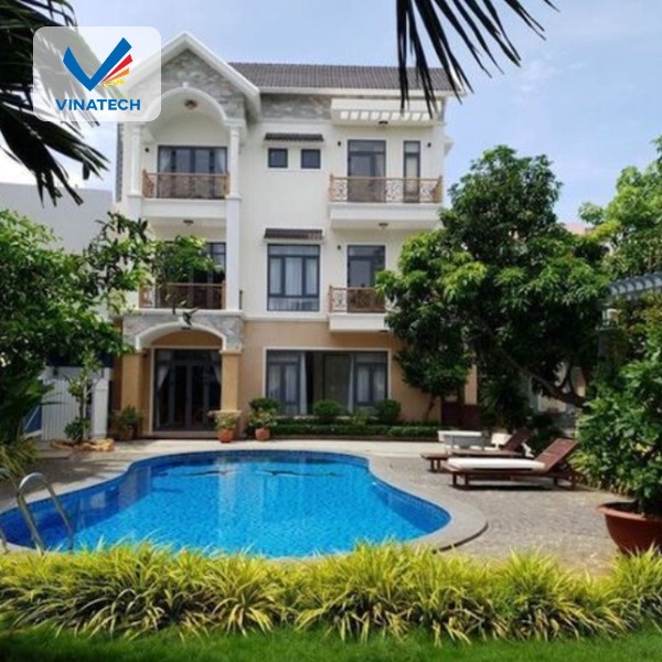 Kiểu dáng và vị trí hồ bơi ảnh hưởng lớn đến tính thẩm mỹ và trải nghiệm tổng thể.
