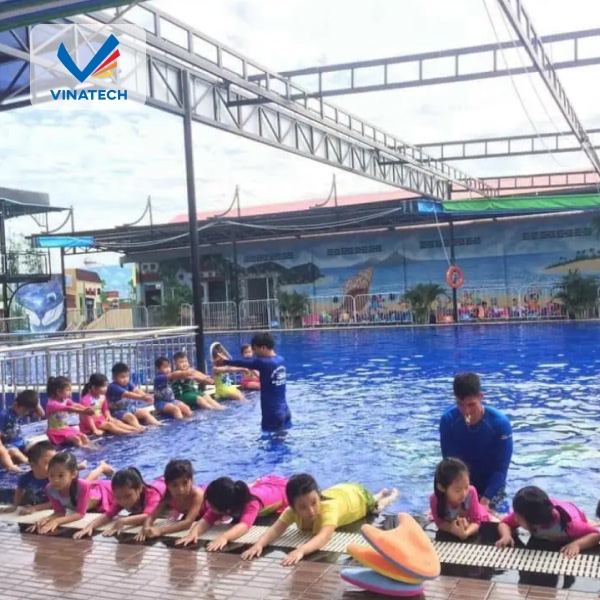 Không gian hồ bơi kinh doanh hiện đại giúp thu hút khách và tăng khả năng cạnh tranh