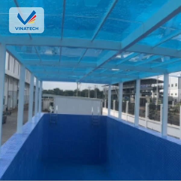 Thiết kế hồ bơi mái che giúp giảm tác động ánh nắng trực tiếp, tạo không gian sử dụng dễ chịu hơn