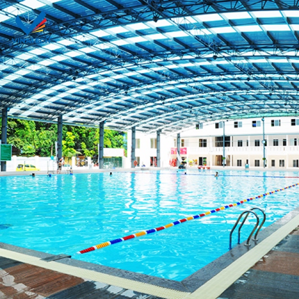 Hồ bơi được thiết kế hiện đại với phần mái có thể đóng mở linh hoạt, tạo sự tiện nghi khi sử dụng