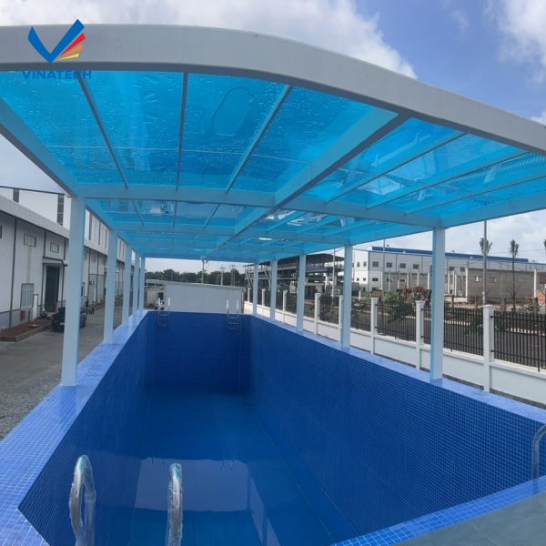 Hồ bơi tích hợp mái di động giúp duy trì trải nghiệm sử dụng ổn định quanh năm
