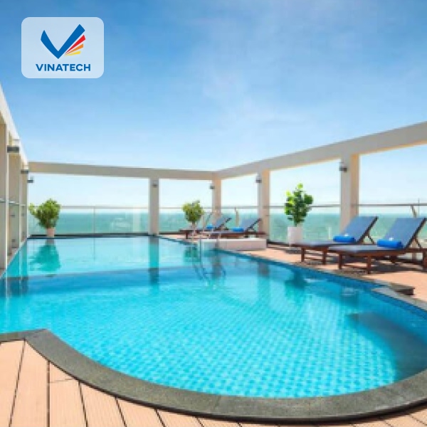 Thiết kế hồ bơi trên sân thượng phù hợp với nhà phố, biệt thự và công trình hiện đại.