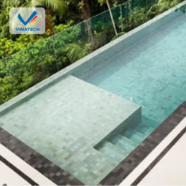 Xây hồ bơi trên sân thượng giúp tận dụng không gian trống và tạo điểm nhấn kiến trúc độc đáo