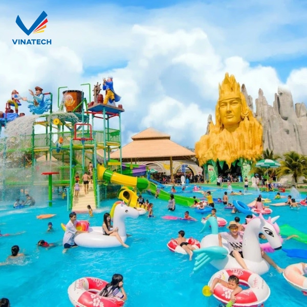 Không gian hồ bơi rộng rãi, phù hợp cho cả hoạt động giải trí và vận động