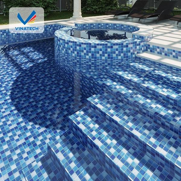 Hồ bơi ốp gạch mosaic mang lại vẻ đẹp hiện đại, với màu sắc đa dạng và hiệu ứng thẩm mỹ cao
