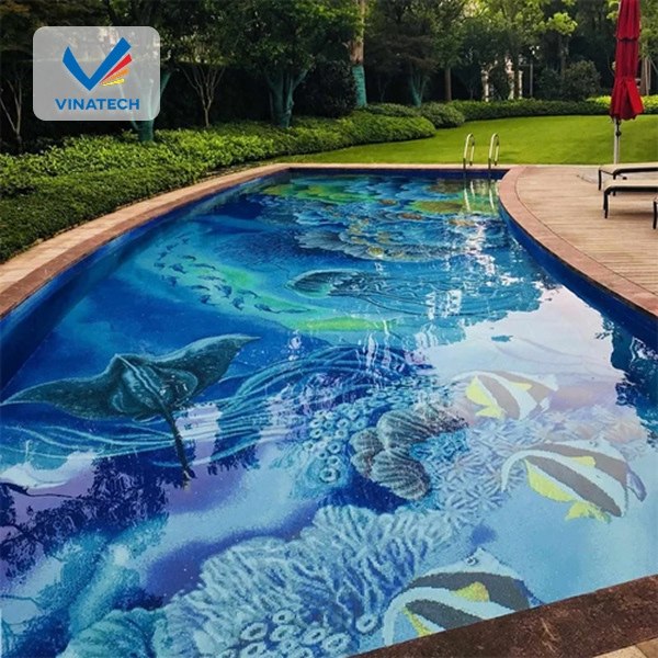 Hồ bơi sử dụng gạch mosaic giúp duy trì độ bền và vẻ đẹp ổn định theo thời gian