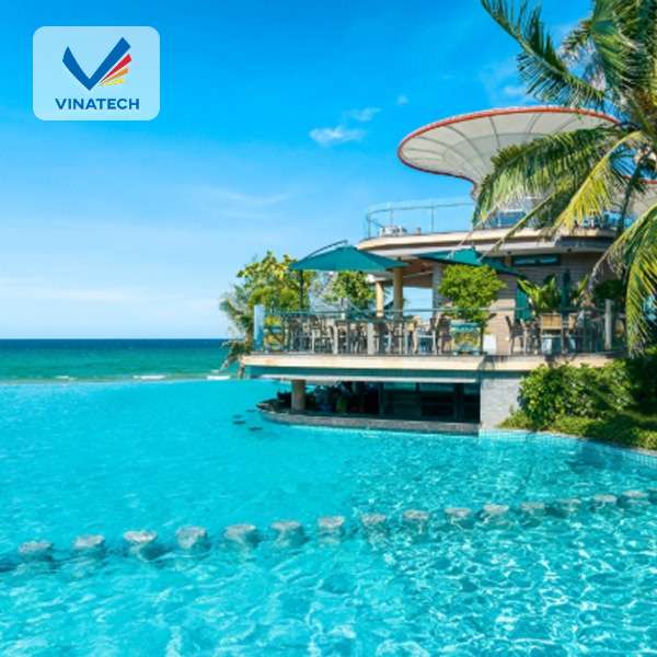 Hồ bơi khu nghỉ dưỡng được bố trí hài hòa với cảnh quan, tạo không gian thư giãn cao cấp​​​​​​​