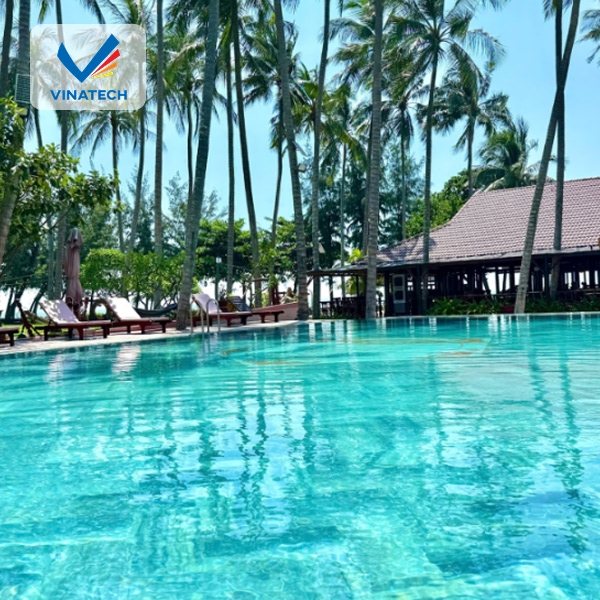 Hồ bơi trong khu nghỉ dưỡng được tối ưu cả về thẩm mỹ lẫn công năng sử dụng
