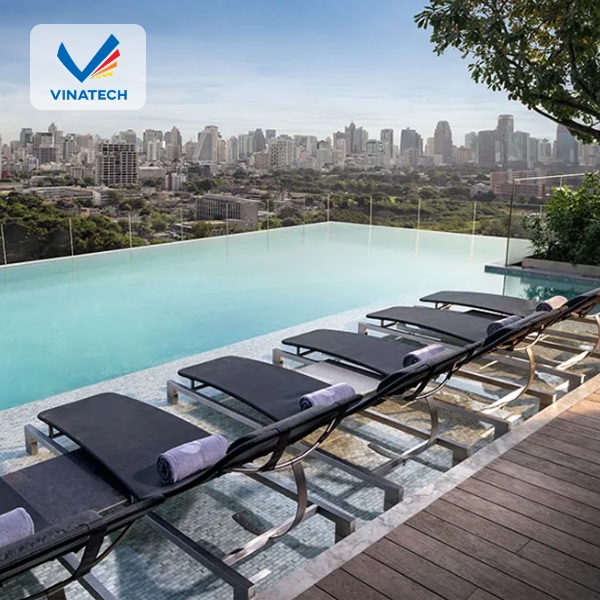 Việc lựa chọn vật liệu chất lượng giúp tăng khả năng chịu lực và ổn định cho hồ bơi trên cao