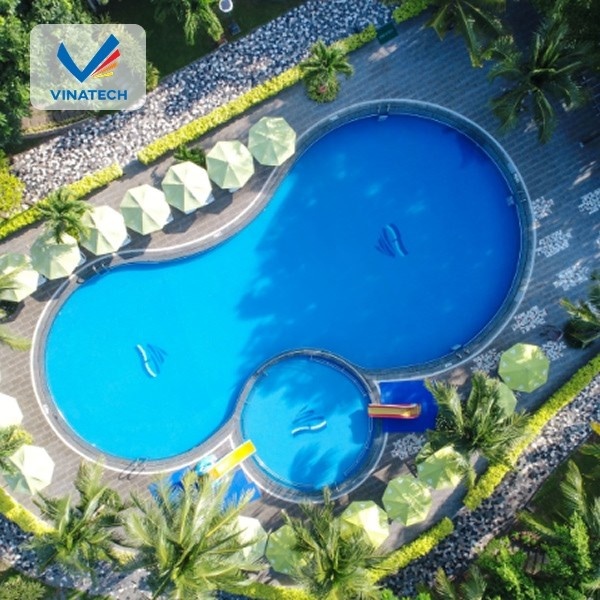 Thiết kế hồ bơi tone xanh mang đến cảm giác thư giãn, hiện đại và tạo điểm nhấn sang trọng cho không gian sống