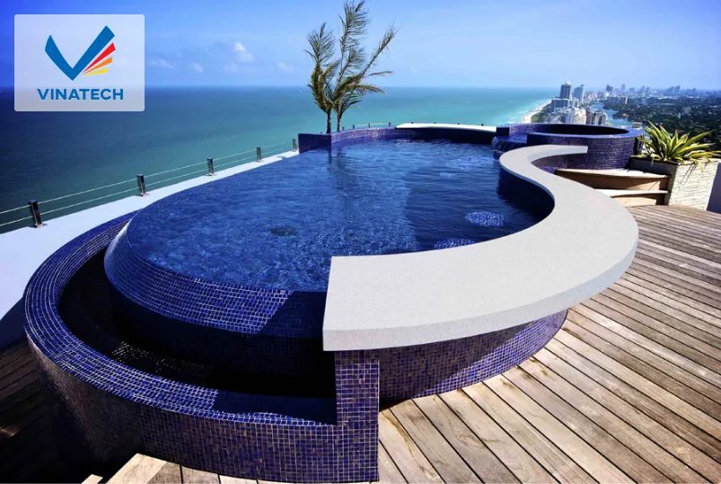 Hồ bơi sân thượng được thiết kế hiện đại, tận dụng tối đa không gian trên cao