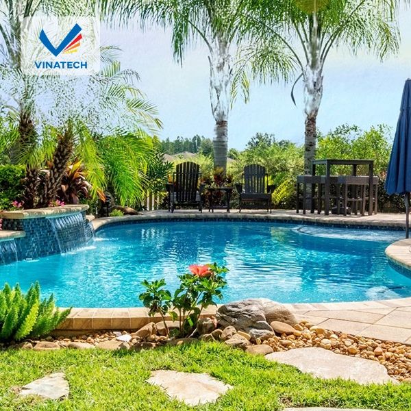 Hồ bơi được thiết kế hài hòa với không gian sân vườn, tạo cảm giác thư giãn và gần gũi thiên nhiên