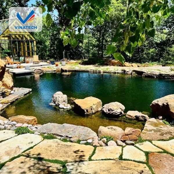 Bể bơi sân vườn không chỉ tạo điểm nhấn thẩm mỹ mà còn là nơi thư giãn lý tưởng cho cả gia đình