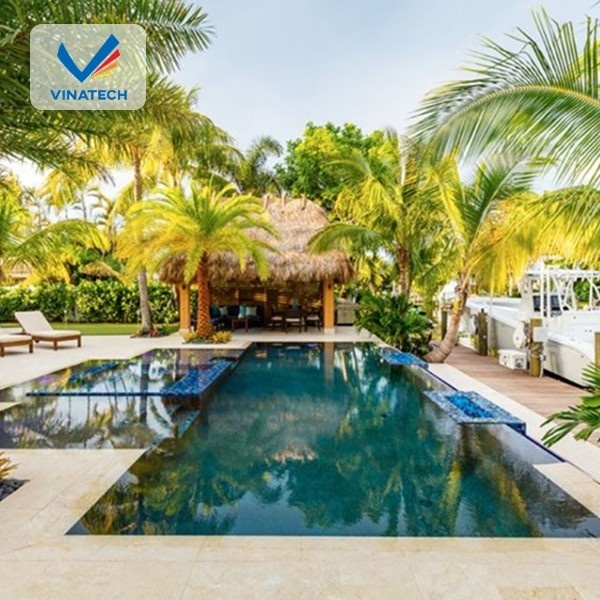 Mẫu thiết kế hiện đại chú trọng sự hài hòa giữa hồ bơi, cây xanh và kiến trúc tổng thể