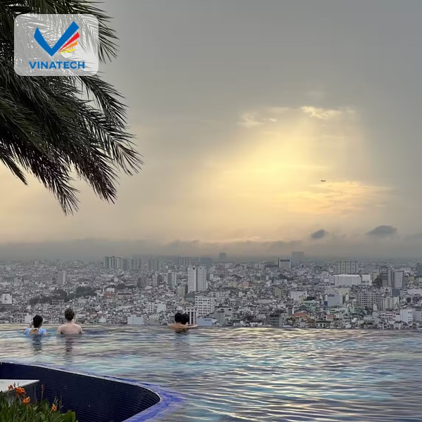 Lựa chọn đơn vị chuyên thiết kế bể bơi trên sân thượng sẽ giúp tối ưu công năng, đảm bảo chất lượng