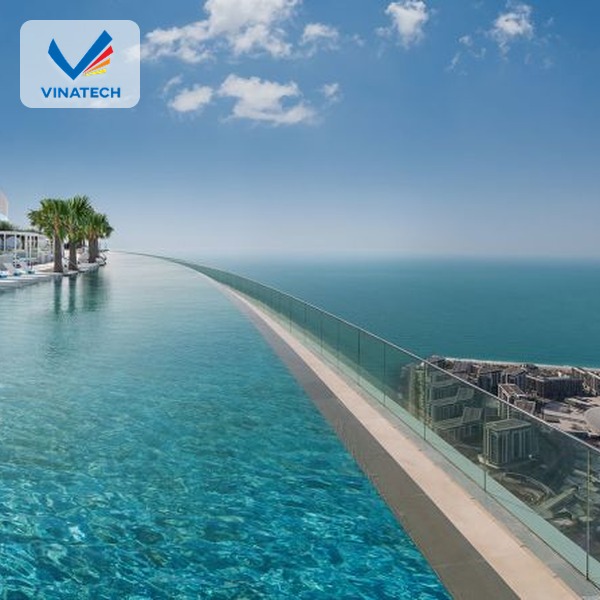 Thiết kế bể bơi trên sân thượng mang đến không gian nghỉ dưỡng riêng tư, đồng thời nâng tầm giá trị thẩm mỹ