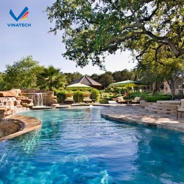 Sự kết hợp giữa vật liệu cao cấp và cảnh quan xanh giúp hồ bơi trở thành điểm nhấn nổi bật cho công trình