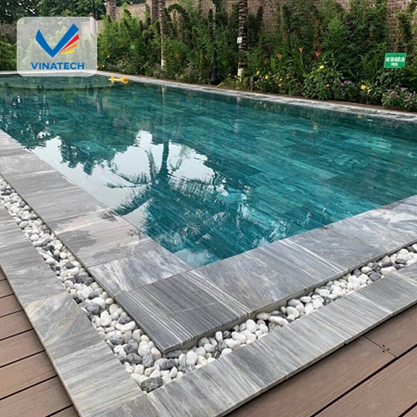 Gạch Porcelain hoặc gạch chuyên dụng cho hồ bơi được ưu tiên nhờ khả năng chống thấm và độ bền vượt trội