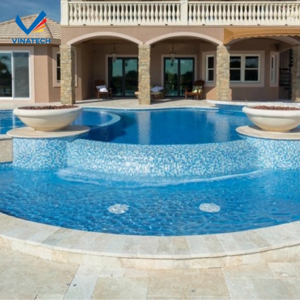 Bể bơi trong xanh trước biệt thự sang trọng