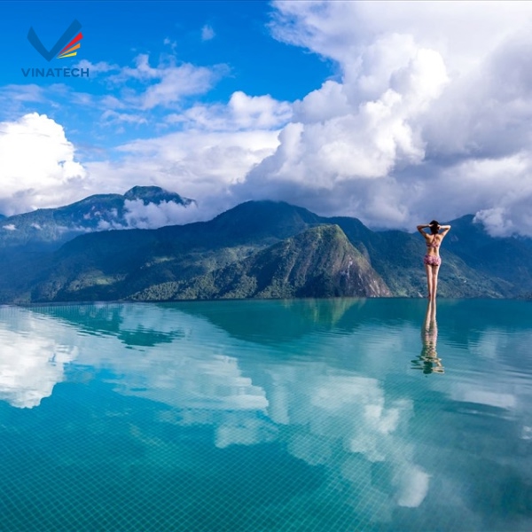 Cảnh bể bơi hiện đại đẳng cấp với thiên nhiên hùng vĩ