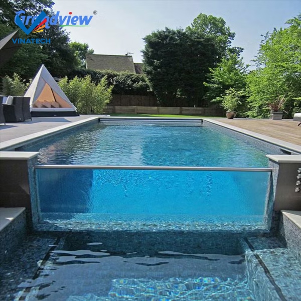 Hồ bơi với kính trong suốt sang trọng bậc nhất